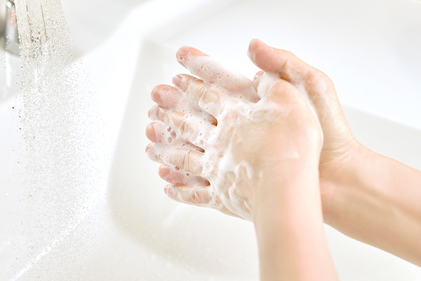 スタッフの頻繁な手洗いと手指消毒